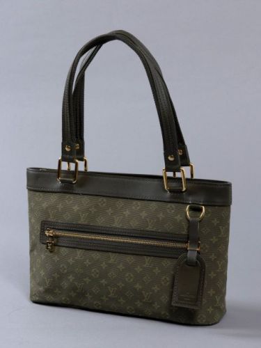 Louis VUITTON, Lucille en toile idylle monogrammée kaki, anses en sangle de nylon recouvertes de cuir khaki, finitions et porte-nom en cuir khaki, garnitures en métal doré, fermeture éclair, une poche zippée sur le devant. Intérieur en toile, deux poches.