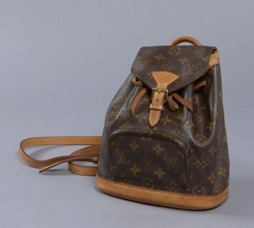 LouisVUITTON, Mini Montsouris en toile monogram, base, bretelles et finitions en cuir naturel. Taches et patine d'usage sur les parties en cuir naturel, bon état. H.: 21,5 cm.