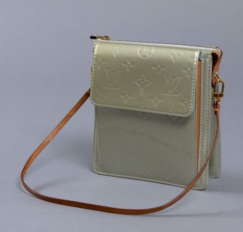 Louis VUITTON, Pochette Mott en cuir monogram vernis vert irisé, bandoulière en cuir naturel, poche avant à rabat et fermeture zippée. Tâches sur l'anse, légères traces de décoloration, bon état. 18 x 16,5 cm.