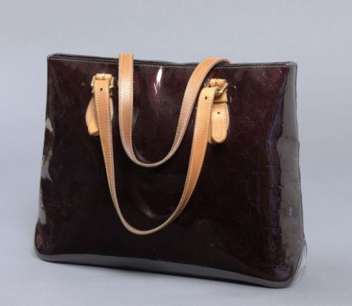 Louis VUITTON, sac Houston en cuir monogram bordeaux/violet, deux anses en cuir naturel, fermeture zippée. Une grande poche + deux petites plaquées à l'intérieur. Petites usures, tâches à l'intérieur. 29 x 36,5 cm.