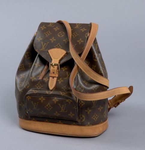 Louis VUITTON, Montsouris moyen modèle en toile monogram, base, finitions et bretelles en cuir. Légère patine d'usage, sinon bon état. 27 x 25 cm.