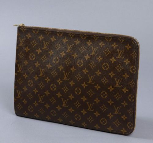 Louis VUITTON, Porte-document en toile monogram, fermeture zippée. Parfait état. 28 x 38 cm.