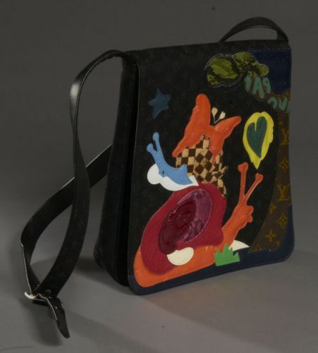Louis VUITTON (collector), Sac à grand rabat de la collection conte de fée en toile siglée noire. Un grand rabat rehaussé de motifs naïfs en vinyle multicolore, fausse fourrure damier, toile Monogram Graffitti. Léger transfert de couleur dans le bas de l'