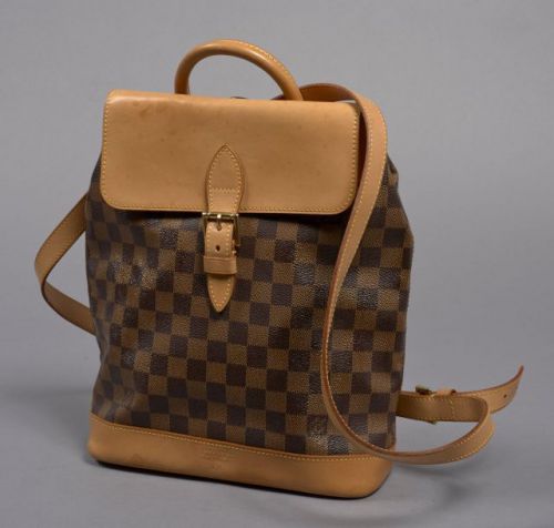 Louis VUITTON, Sac à dos Edition centenaire 1896-1996 en toile damier et cuir naturel, deux bretelles réglables en cuir naturel et une petite anse, garniture en métal doré, intérieur en toile avec une pochette. Tâches et patine d'usage sur les parties en 