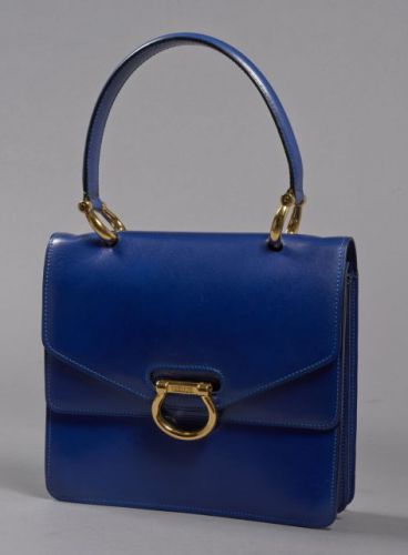 CELINE, Magnifique sac à main vintage bleu électrique et garniture en métal doré, double compartiments à rabats se superposant à la fermeture. Intérieur en cuir rouge avec deux compartiments et trois pochettes dont une zippée. Dimensions: 19 x 21,5 cm. Lé