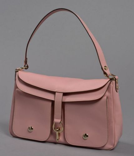 Kate SPADE, Sac à main en cuir rose avec garniture en métal doré, deux pochettes à l'avant, intérieur en toile beige à pois noirs, trois pochettes dont une zippée. Dimensions: 19 x 30 cm. Légères griffures et usures aux angles mais très bel état.