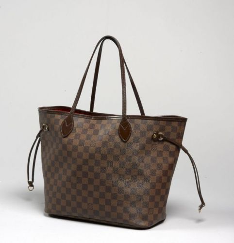 Louis VUITTON, Cabas Never full, en toile damier, garniture en métal doré, anses en cuir chocolat, deux liens de serrage sur les côtés, fermeture par patte, intérieur en toile rouge monogramée noir comprenant une poche zippée portant un label vintage. 29 