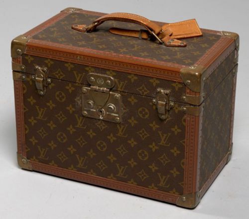 Louis VUITTON, Beau vanity rigide en toile Monogram, bordure lozinée monogrammée, angles et garnitures en laiton. Poignée main en cuir naturel. Intérieur bien complet de sa malette à bijoux et ses compartiments pour flacons. Clés. 35 x 21 x 25 cm. Très be