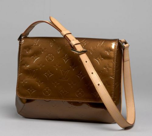 Louis VUITTON, Thompson Street à rabat en cuir Monogram verni mordoré, anse en cuir naturel réglable. 19.5 x 26.5 cm. Parfait état.
