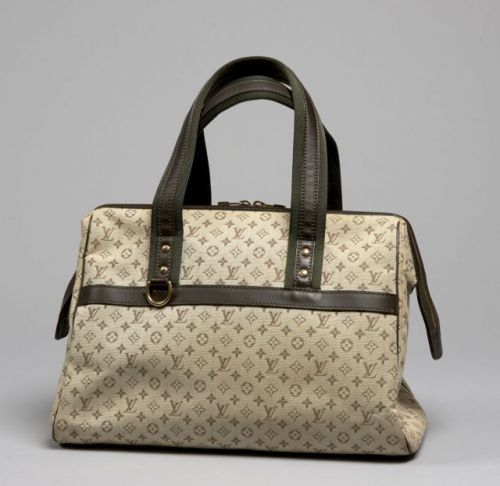 Louis VUITTON, Joséphine PM en toile Idylle monogrammée et cuir, deux anses, poches, grand zip de fermeture. 25 x 35 cm. Très légères salissures mais très bel état général.