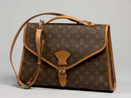 Louis VUITTON, Beverly en toile Monogram, garnitures en cuir naturel, anse bandoulière réglable et amovible. 27 x 40 cm. Excellent état.