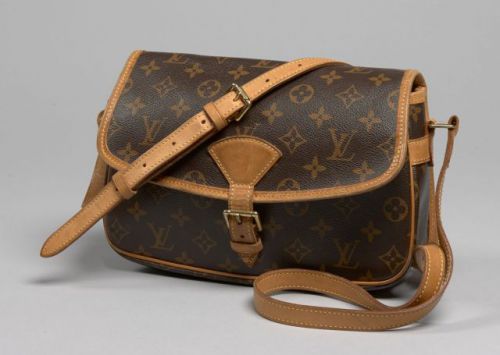 Louis VUITTON, Sologne en toile Monogram, garnitures en cuir naturel, anse bandoulière amovible, poche plaquée au dos.17 x 26.5 cm. Petite tache sous le rabat, patine d'usage mais bel état.