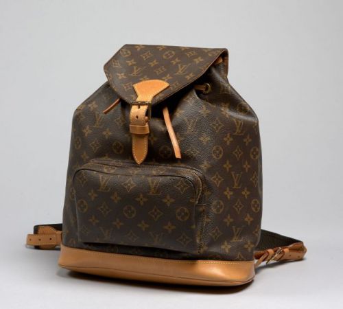 Louis VUITTON, Montsouris GM en toile Monogram, garnitures en cuir naturel, bretelles en sangles de toile, une poche devant. 39 x 34 cm. Petites salissures sur les parties en cuir mais très bel état.