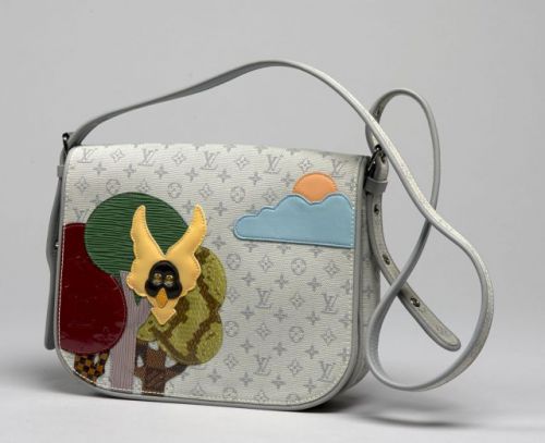 Louis VUITTON, Special Collection Conte de Fée, Sac à rabat en toile Monogram grise à décor appliqué d'un hibou dans un arbre et de la lune derrière un nuage, grande anse bandoulière réglable, une poche au dos. 20.5 x 26 cm. Etat neuf.