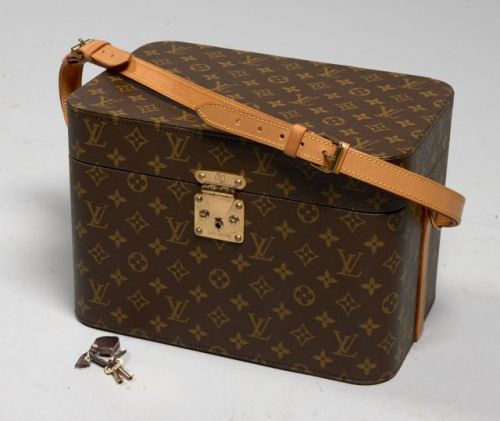 Louis VUITTON, Très beau vanity en toile Monogram et cuir naturel. Une anse bandoulière en cuir naturel, garniture en métal doré. Serrure en laiton doré. Intérieur en toile crème, un miroir au plafonnier, une trousse de toilette assortie, compartiment pou