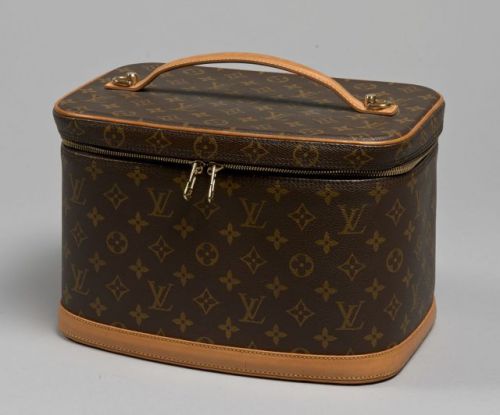 Louis VUITTON, Vanity case, en toile Monogram bordures en cuir naturel. Poignée en cuir à la couleur. Intérieur en toile beige, comportant un miroir, une poche plaquée et un porte-flacons. Quelques légères taches, mais très bon état général.