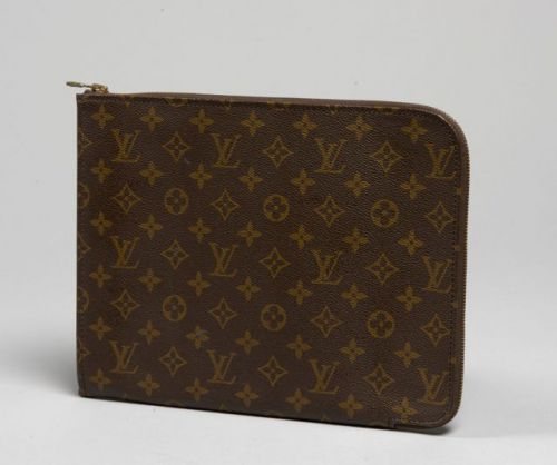 Louis VUITTON, Porte-document en toile Monogram à fermeture zippé. Intérieur en vuittonite marron. Quelques petites taches, mais bon état général.