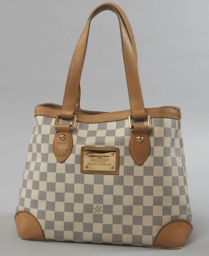 Louis VUITTON, Sac à main Hampstead à deux anses en toile damier gris et blanc et cuir naturel, intérieur en suédine beige à une poche zippée. 23 x 32 cm. Légères griffures sur les parties en cuir et petites taches à l'intérieur sinon bel état général.
