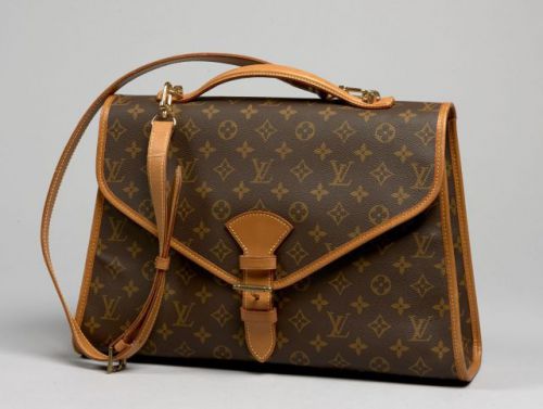 Louis VUITTON, Beverly en toile Monogram, garnitures en cuir naturel, anse bandoulière réglable et amovible. 27 x 40 cm. Excellent état.