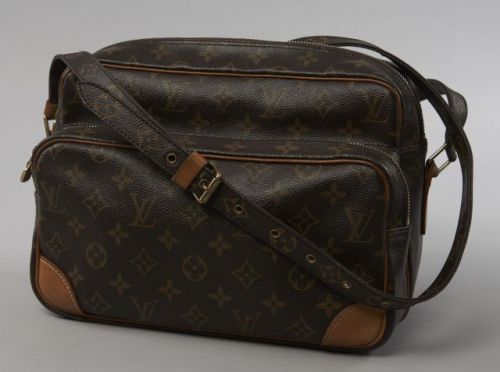 Louis VUITTON, Sac Nil en toile Monogram et cuir naturel, les deux compartiments de tailles différentes fermant par zip, longue anse bandoulière réglable, une poche zippée à l'intérieur. 20 x 27 cm. Patine d'usage aux parties en cuir sinon bel état généra
