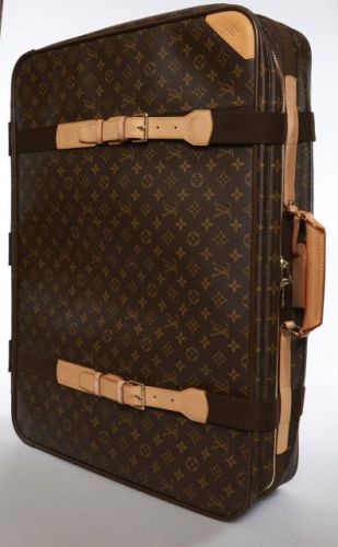 Louis VUITTON, Valise semi souple en toile Monogram et cuir naturel, sangles à boucles dans la couleur partiellement constituées de cuir naturel, intérieur en toile beige équipé de sangles et d'une grande poche intérieure, 51 x 72 cm, très bon état malgré