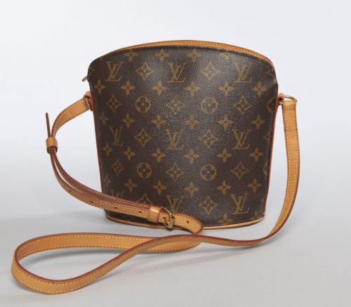 Louis VUITTON, Sac Drouot à bandoulière portée épaule en toile Monogram et cuir naturel, fermeture par zip, anse réglable, intérieur en cuir marron à une poche plaquée. 22 x 24 cm. Quelques légères taches sur les parties en cuir naturel sinon très bon éta
