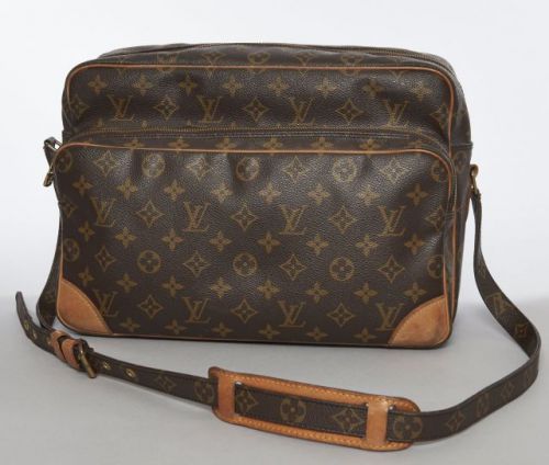 Louis VUITTON, Sac Nil porté épaule en toile Monogram et cuir naturel, anse bandoulière réglable, deux compartiments zippés, intérieur en cuir marron à une pochette plaquée. 24 x 34 cm. Patine d'usage et usures aux angles mais bel état.