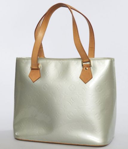 Louis VUITTON, Sac à main Houston en cuir verni Monogram gris perle et cuir naturel à deux anses, fermeture par zip, intérieur en cuir à la couleur, deux poches plaquées dont une zippée. 25 x 33 cm. Quelques taches et rayures sur le cuir, traces de colle 