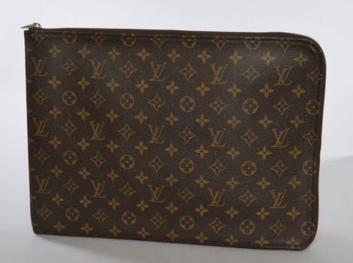 Louis VUITTON, Porte-document en toile Monogram, fermeture par zip, intérieur en cuir marron. 28 x 39 cm. Etat proche du neuf