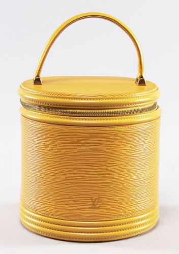 Louis VUITTON, Cannes en cuir épi jaune, à une anse en cuir à la couleur, intérieur en suédine violette à une poche. Cadenas et clé. Haut.: 20 cm. Diam.: 18 cm. Patine d'usage et accroc sous la base.