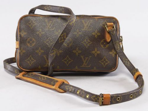 Louis VUITTON, Sac bandoulière Marly en toile Monogram, anse bandoulière réglable, fermeture par zip, intérieur en toile marron. 13 x 21 cm. Patine d'usage sinon bon état.