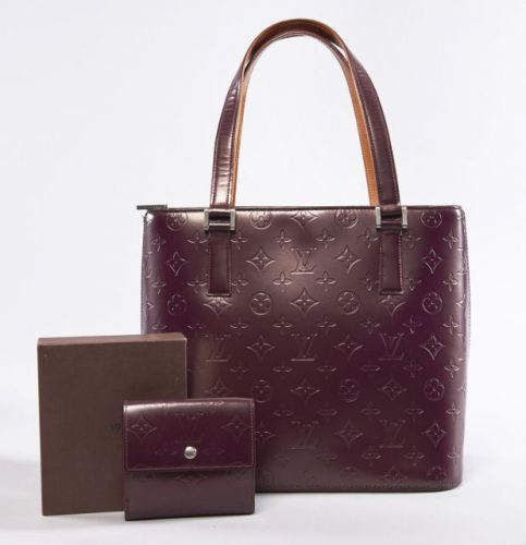 Louis VUITTON, Sac à main en cuir Monogram vernis prune deux anses, intérieur en suédine rose foncé. Fermeture zippée. Trois poches à l'intérieur dont une zippée. Très bel état. 26 x 31 cm. On y joint un porte-feuille à la couleur. 10 x 11 cm. Bon état. D