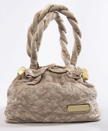 Louis VUITTON, Olympe en cuir monogrammé beige clair. Deux anses en cuir tressé, fermeture par bouton pression. Une poche intérieure zippée. Plaque siglée et liens de fermetures imitation ivoire. Patine d'usage, quelques salissures. 24 x 35 cm.