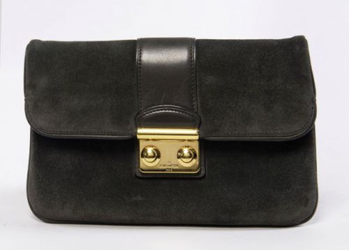 Louis VUITTON, Edition limitée par Sofia Coppola, pochette en cuir de veau noir. Fermoir en métal argenté. Deux poches intérieures avec rangements pour deux cartes. Etat d'usage. 12,5 x 20,5 cm.