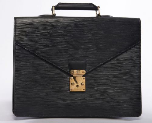 LOUIS VUITTON, Cartable Robusto en cuir épi noir à double soufflet, garniture en laiton doré, clefs, poche fendue à l'arrière, poignée. 28,5 x 38 cm. Etat neuf.