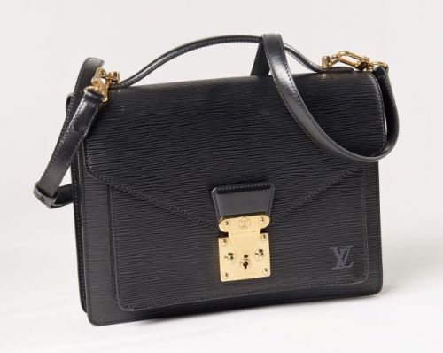 Louis VUITTON, Sac à main modèle Monceau en cuir épi noir siglé, porté main et épaule, poche plaquée sur l'avant, fermeture par rivet en métal doré siglé, intérieur en toile enduite, une large poche plaquée zippée. 22 x 28 cm. Quelques griffures, poche in