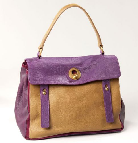 YVES SAINT LAURENT, Cabas en cuir gainé multicolore kaki et violet, une anse portée main ou portée épaule. Fermeture par rivets en métal doré et lanières. Une grande poche plaquée extérieure fermée par trois rivets. Intérieur en daim bordeaux séparé par u