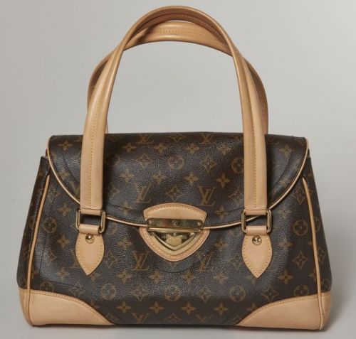 Louis VUITTON, Sac à main  Beverly grand modèle en toile Monogram et cuir naturel. Deux anses et rabat fermé à l'aide d'une boucle, une poche extérieure. Intérieur en suédine beige comprenant deux compartiments dont un pour portable, une poche fermée à l'