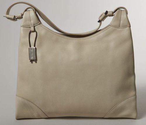 Loro PIANA, Sac à main en cuir coquille d'oeuf, à fermeture aimantée, une anse, avec un pendent siglé, intérieur en toile faon lin avec deux poches en cuir à la couleur, l'une à fermeture aimantée et l'autre zippée. 31 x 32 cm. Etat neuf.