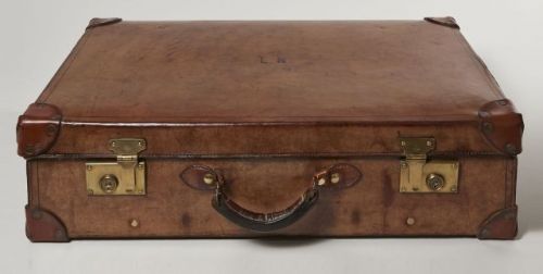 ANONYME, Valise en cuir brun, fermeture en laiton, coins renforcés. Marquée LN. 66 x 42 x 18 cm. Bel état, belle patine.