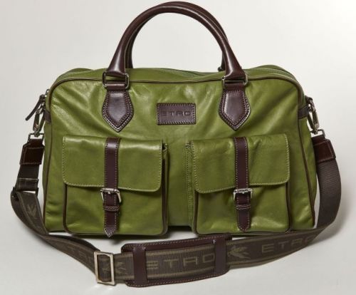 ETRO, Sac d'inspiration cartable en cuir vert et chocolat, intérieur en tissu violet à une poche zippée. Une anse bandoulière et deux poignées. Deux poches sur l'avant du sac. 27 x 41 cm. Bon état, patine d'usage, petites taches et quelques griffures.