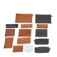 LONGCHAMP ENSEMBLE DE PETITE MAROQUINERIE en cuir grainé: HUIT POCHETTES ETUIS et PORTEFEUILLES gold, DEUX TROUSSES et UN PORTEFEUILLE chocolat, TROUSSE et ETUI A LUNETTES noir, PORTE MONNAIE blanc (excellent état)