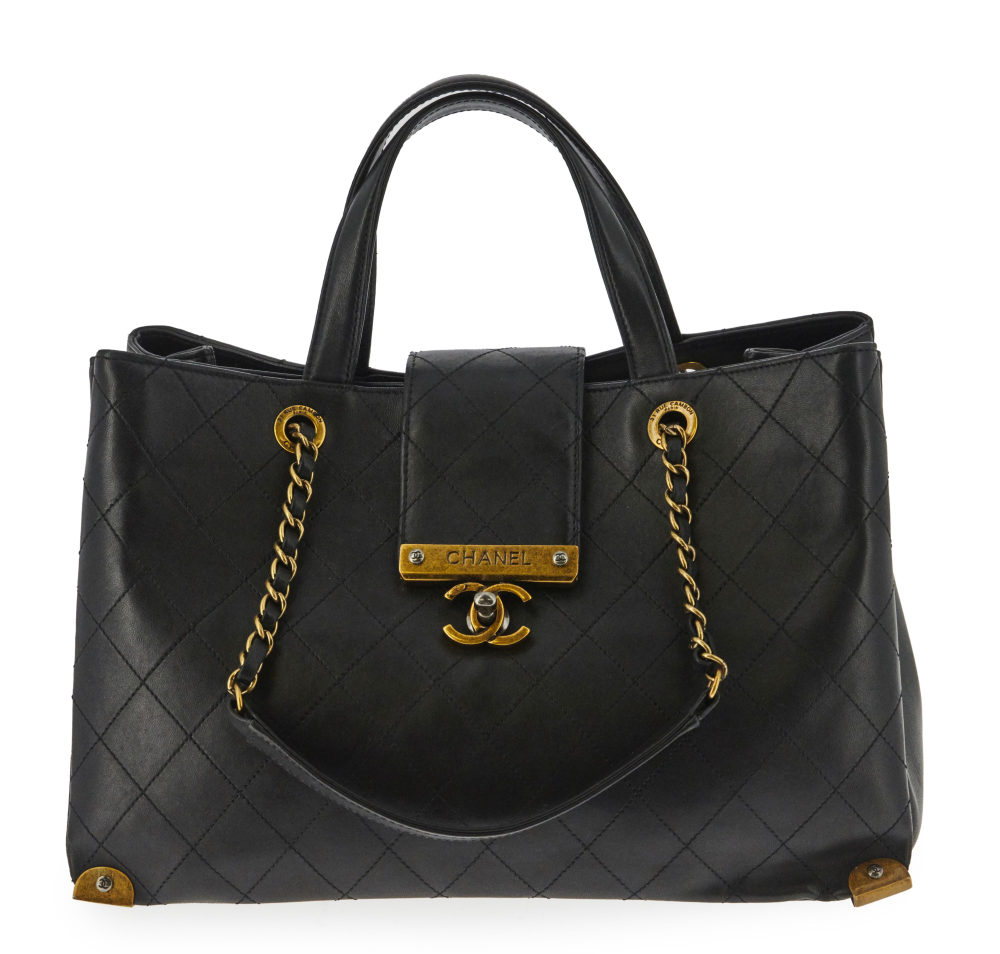 CHANEL   Sac cabas AROUND THE CORNER  Cuir noir Garniture métal doré Dimensions : 33 x 35 x 15cm  Shopping bag AROUND...