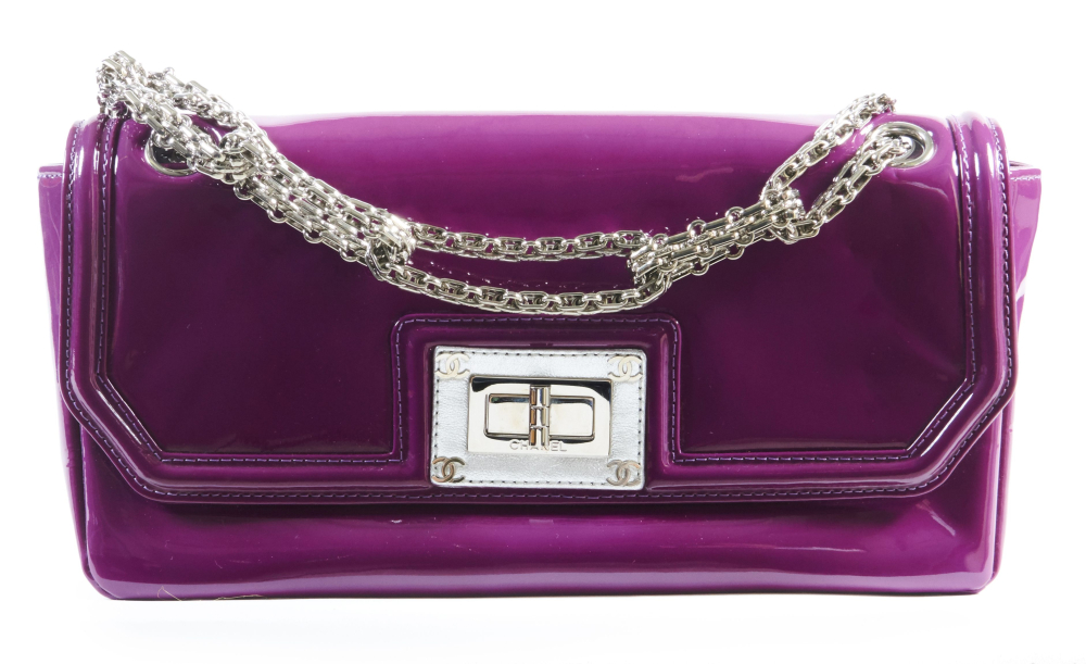 CHANEL  Sac baguette à rabat Cuir vernis magenta  Garniture métal argenté Dimensions : 26 x 14 x 7cm  Flap bag Magen...