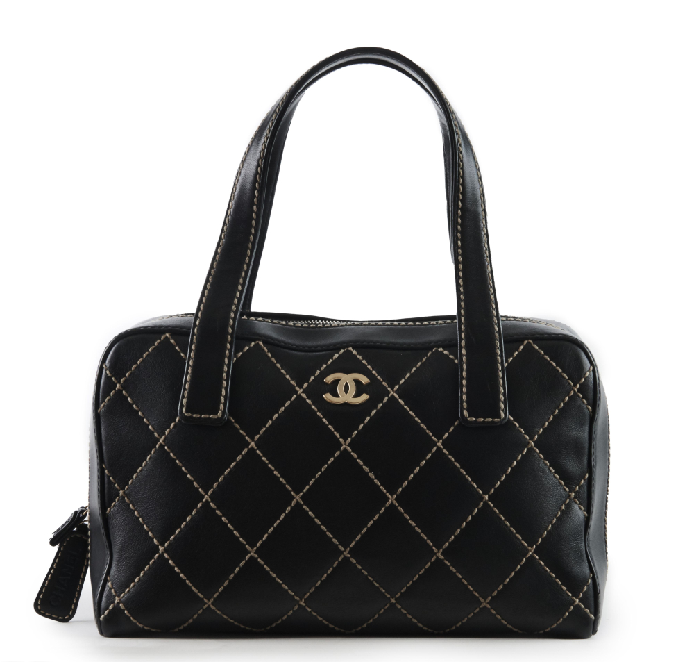 CHANEL 2004/2005  Sac BOSTON Cuir matelassé noir, surpiqûres blanches Garniture métal doré chromé Dimensions : 29 x 19 x...