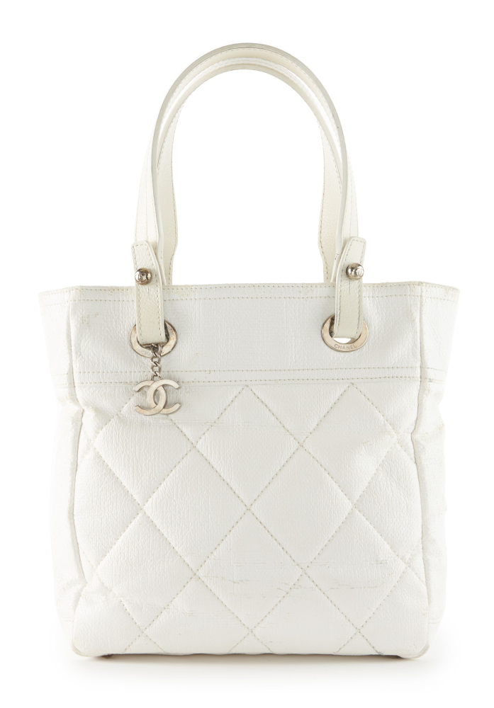 CHANEL  Sac cabas en cuir matelassé brillant blanc, agrémenté d'un sigle en métal argent Dimensions : 26 x 28 x 13 cm  Sho...