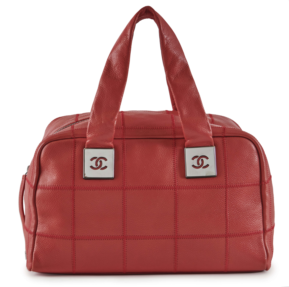 CHANEL
2004-2005 Sac BOSTON CHOCO BAR Veau grainé corail Doublure crêpe satiné Garniture métal couleur canon...