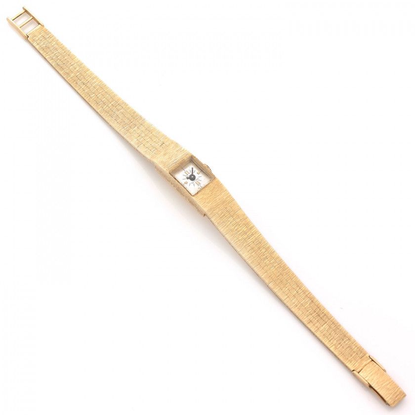 J. JÜRGENSEN,Vers 1970,Montre bracelet de dame en or jaune texturé 18k (750),Boîtier: rectangulaire, fond clippé,Cadran: argenté, index appliqués et peints, signé,Mouvement: mécanique,Bracelet: intégré en or, avec fermoir,Tour de poignet: approx. 175 mm,D