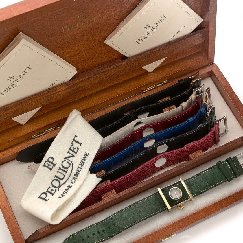 PEQUIGNET,Cameleone, n° 5772318.027,Vers 1990,Montre bracelet de dame en acier et métal doré,Boîtier: rectangulaire,Cadran: blanc, index bâton, signé,Mouvement: quartz,Boucle: ardillon, signée,Dim.,Avec: un set de 7 bracelets supplémentaires, un écrin en 