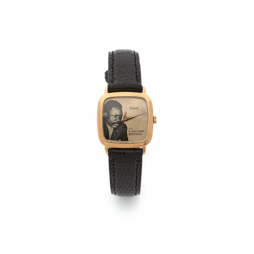 PIAGET,Ref. 9902, n° 336619,Vers 1979,Montre bracelet en or jaune 18k (750),Boîtier: coussin, gravé de la signature d'Omar Bongo, signé,Cadran: doré, à l'effigie d' Omar Bongo, signé,Mouvement: mécanique cal. 9P, signé,Boucle: ardillon en or, signé,Dim.: 